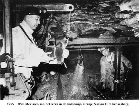 Beschrijving: 1955 vader in de mijn